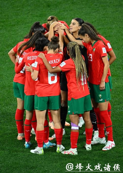 女足世界杯丨大比分输球后，她们的球迷在场外跳舞