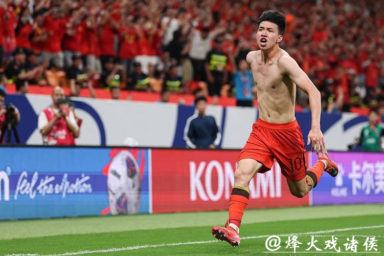 U23国足连入2球打懵越南队！王钰栋压哨打进第三球脱衣庆祝